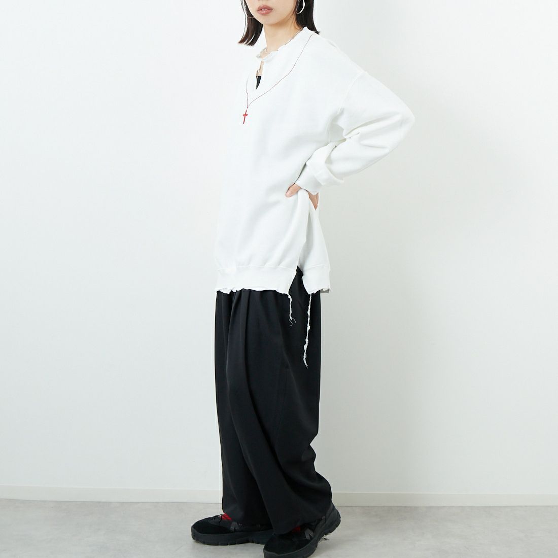 THRIFTY LOOK [スリフティールック] ロザリオクルーネックスウェット [TL25F021] WHITE &&モデル身長：162cm 着用サイズ：L&&