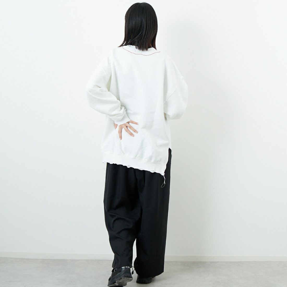 THRIFTY LOOK [スリフティールック] ロザリオクルーネックスウェット [TL25F021] WHITE &&モデル身長：162cm 着用サイズ：L&&