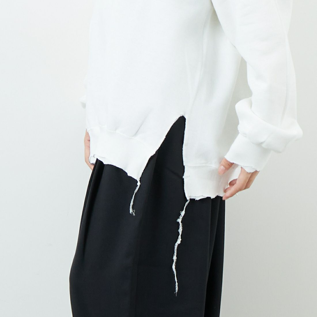 THRIFTY LOOK [スリフティールック] ロザリオクルーネックスウェット [TL25F021] WHITE &&モデル身長：162cm 着用サイズ：L&&