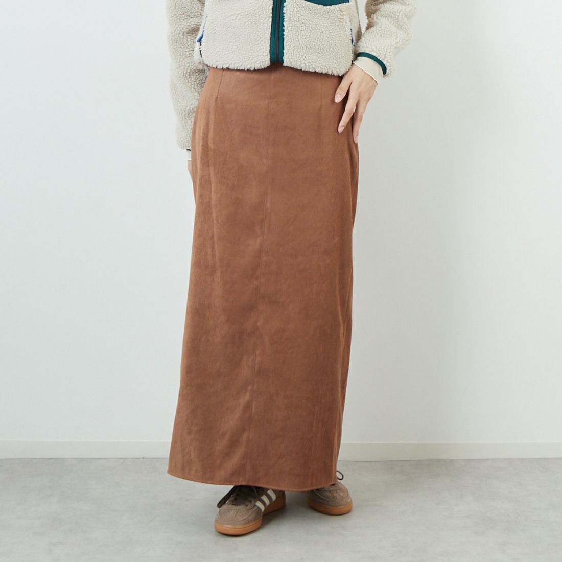 MICA&DEAL [マイカアンドディール] フェイクスエードタイトスカート [0125302238] CAMEL &&モデル身長：162cm 着用サイズ：36&&