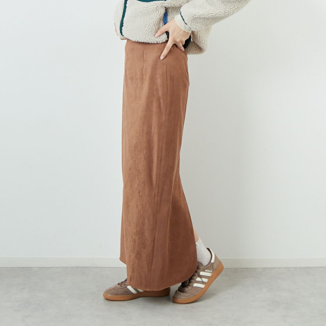 MICA&DEAL [マイカアンドディール] フェイクスエードタイトスカート [0125302238] CAMEL &&モデル身長：162cm 着用サイズ：36&&