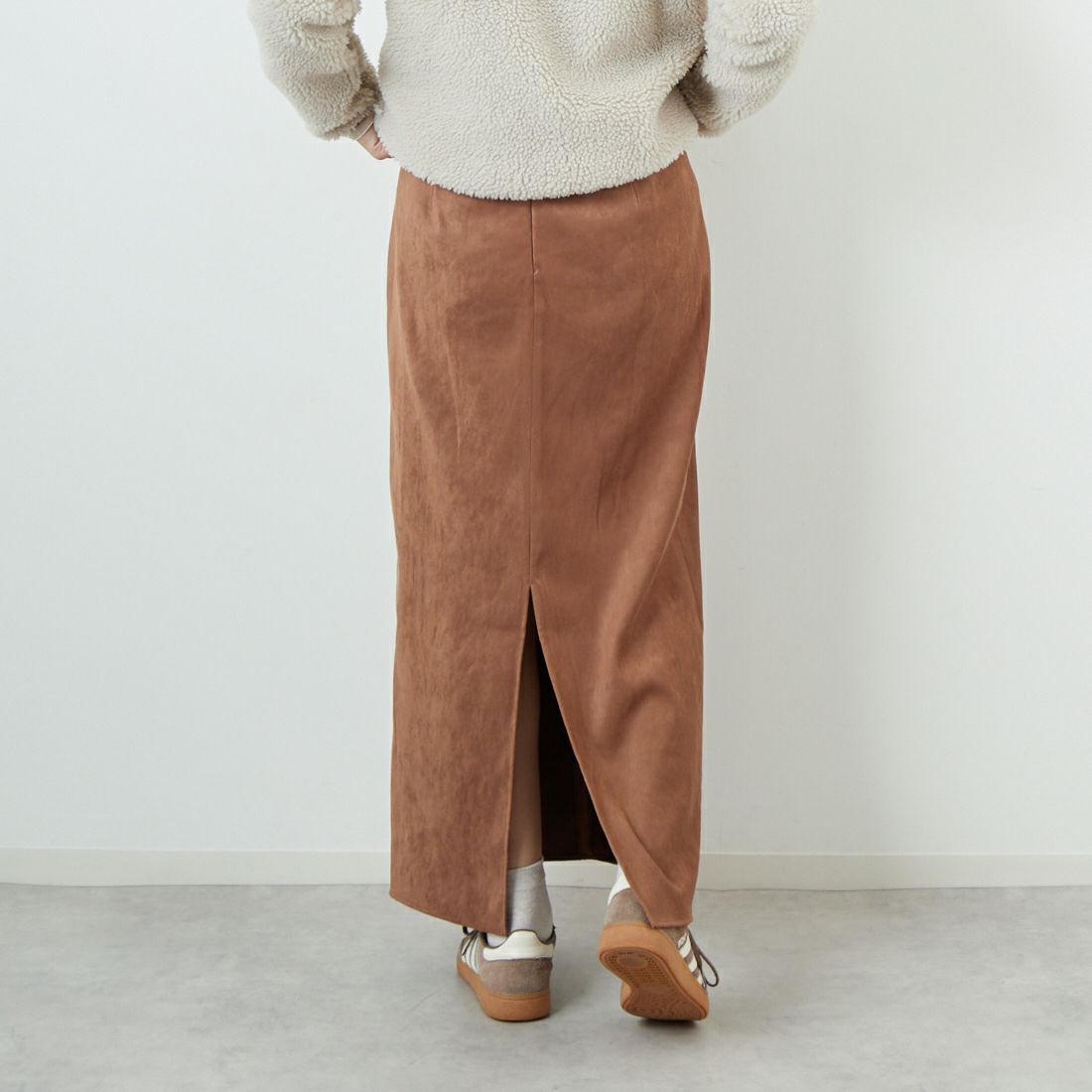 MICA&DEAL [マイカアンドディール] フェイクスエードタイトスカート [0125302238] CAMEL &&モデル身長：162cm 着用サイズ：36&&