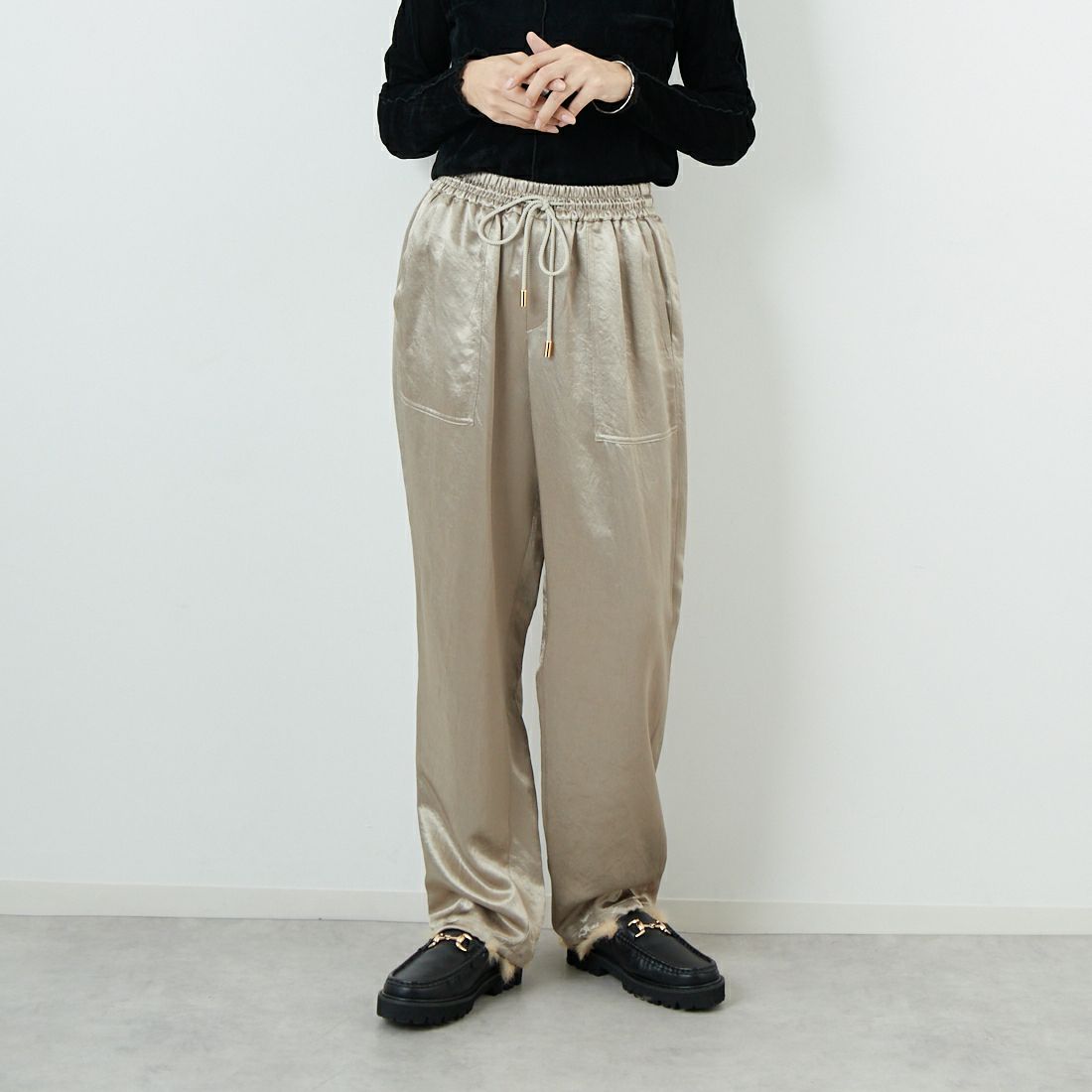 MICA&DEAL [マイカアンドディール] クラッシュサテンパラシュートパンツ [0125303240] BEIGE &&モデル身長：162cm 着用サイズ：F&&