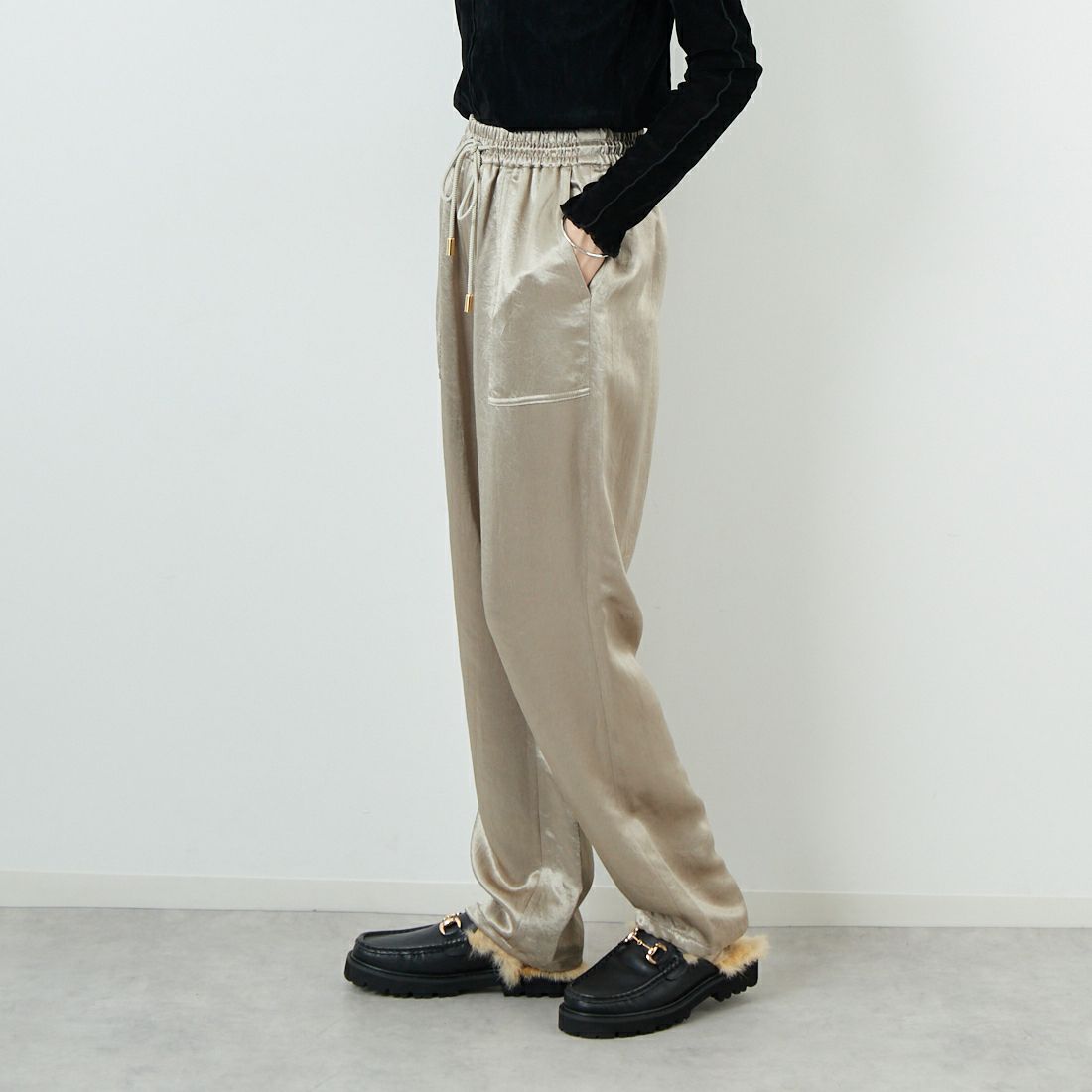 MICA&DEAL [マイカアンドディール] クラッシュサテンパラシュートパンツ [0125303240] BEIGE &&モデル身長：162cm 着用サイズ：F&&