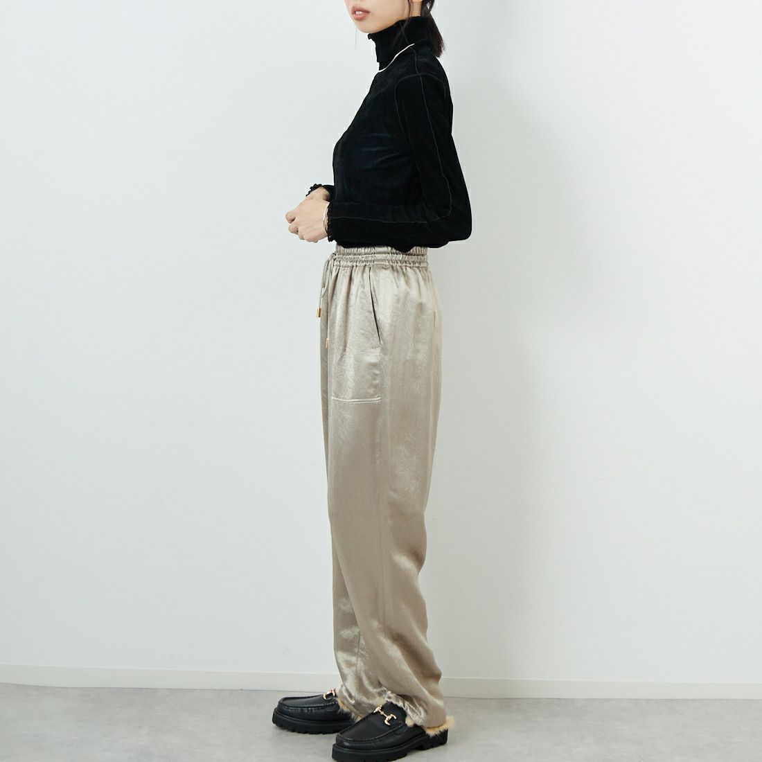 MICA&DEAL [マイカアンドディール] クラッシュサテンパラシュートパンツ [0125303240] BEIGE &&モデル身長：162cm 着用サイズ：F&&