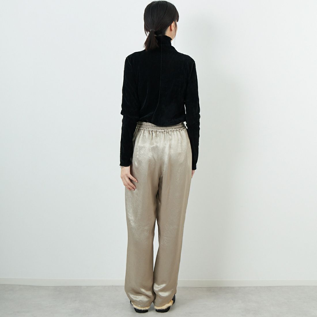 MICA&DEAL [マイカアンドディール] クラッシュサテンパラシュートパンツ [0125303240] BEIGE &&モデル身長：162cm 着用サイズ：F&&