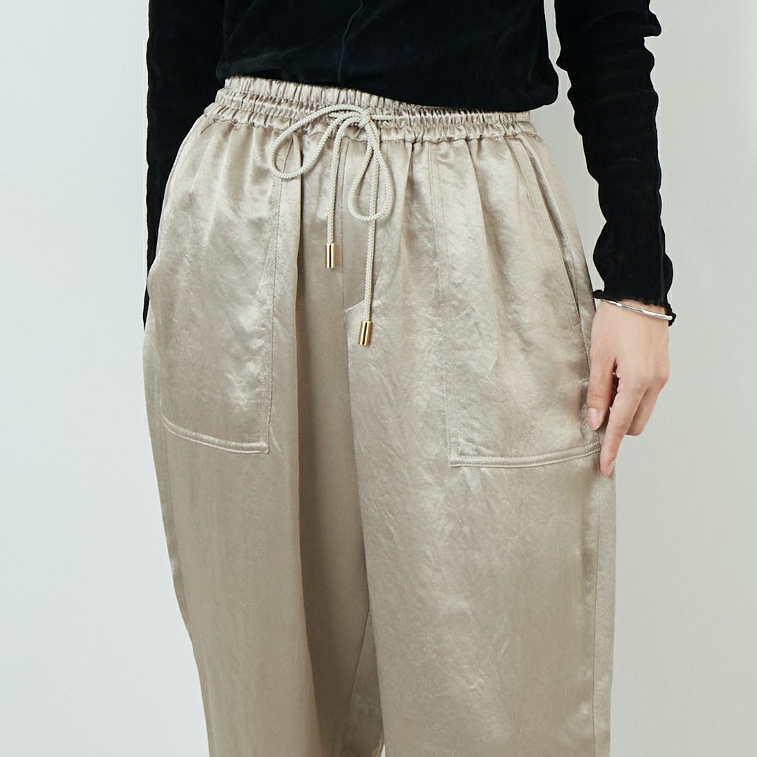 MICA&DEAL [マイカアンドディール] クラッシュサテンパラシュートパンツ [0125303240] BEIGE &&モデル身長：162cm 着用サイズ：F&&