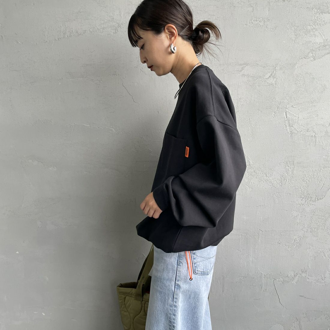 UNIVERSAL OVERALL [ユニバーサルオーバーオール] 別注 ドローコード付き ポンチロングスリーブTシャツ [U2533230IN-JF] BLACK &&モデル身長：150cm 着用サイズ：S&&