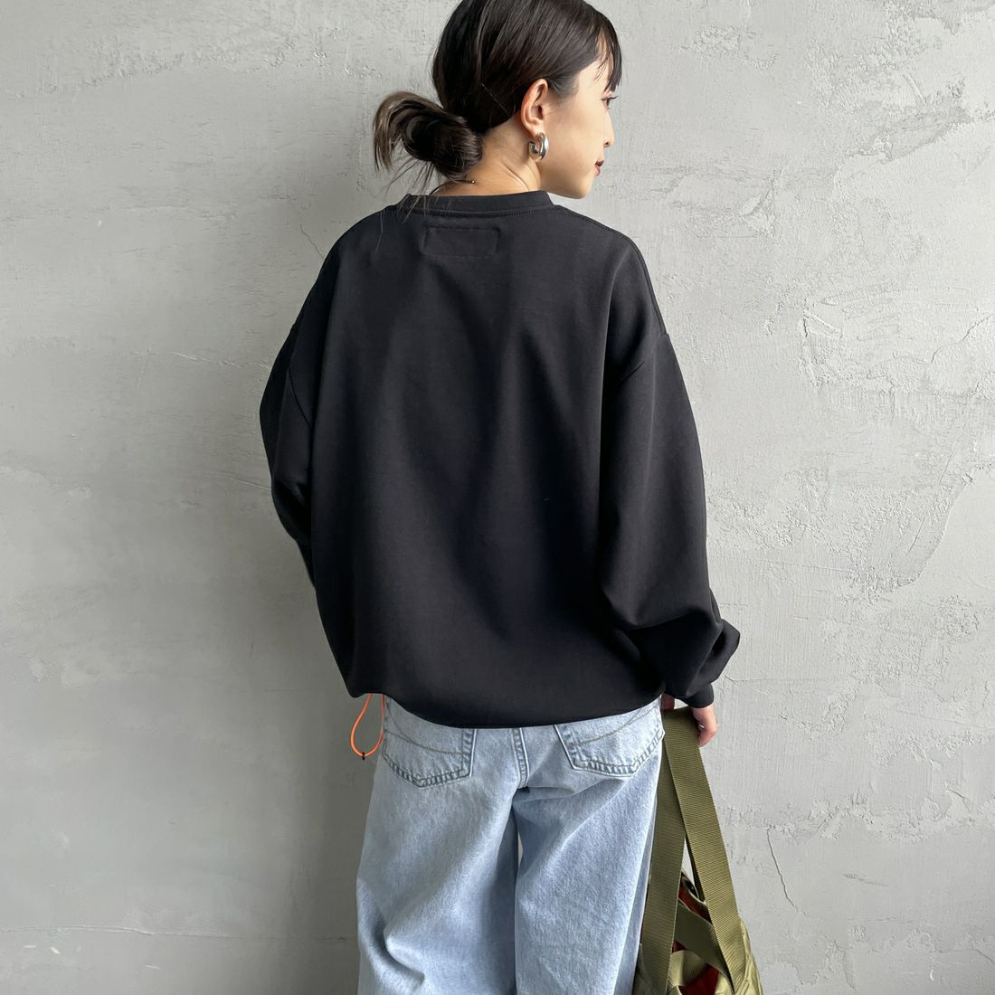 UNIVERSAL OVERALL [ユニバーサルオーバーオール] 別注 ドローコード付き ポンチロングスリーブTシャツ [U2533230IN-JF] BLACK &&モデル身長：150cm 着用サイズ：S&&