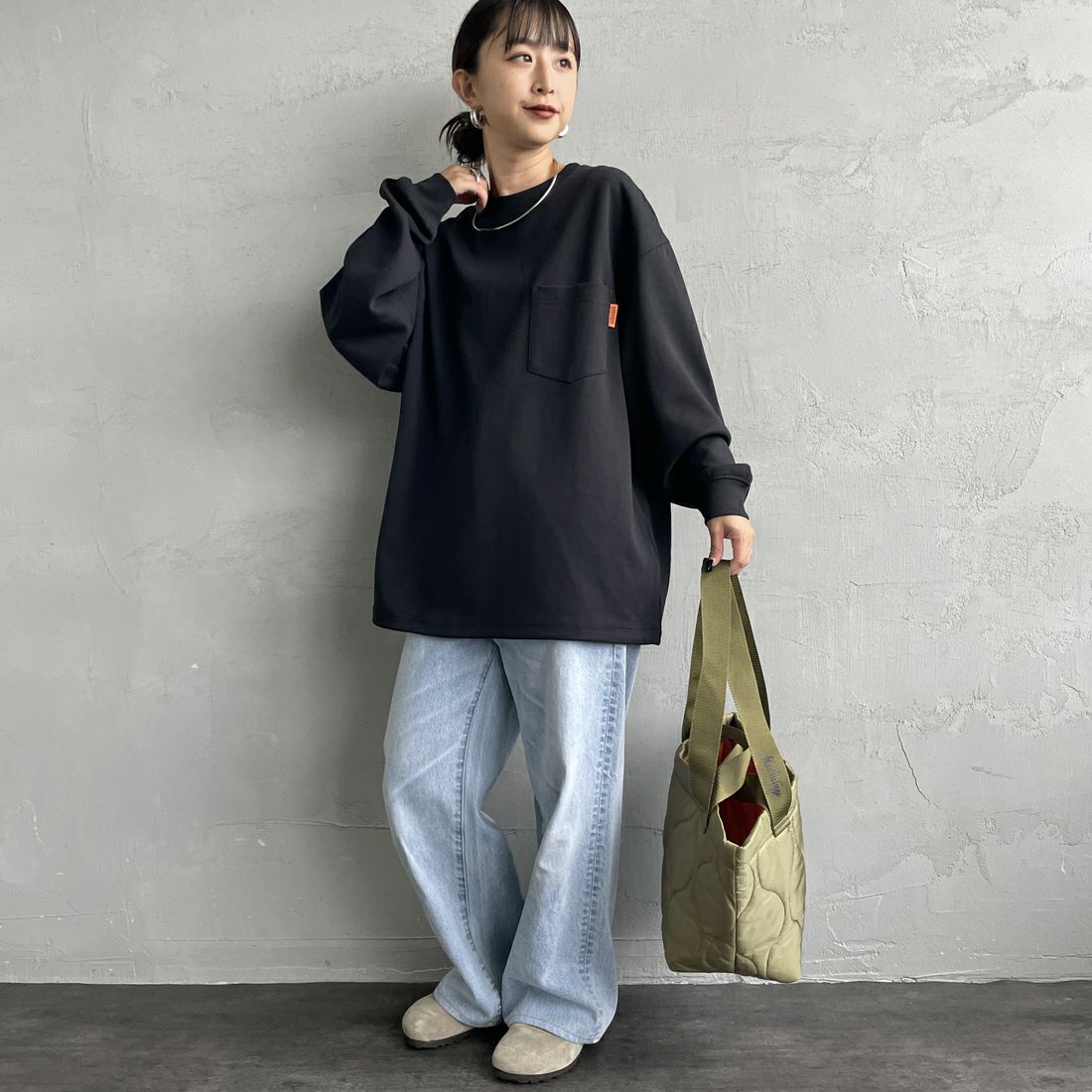 UNIVERSAL OVERALL [ユニバーサルオーバーオール] 別注 ドローコード付き ポンチロングスリーブTシャツ [U2533230IN-JF] BLACK &&モデル身長：150cm 着用サイズ：S&&