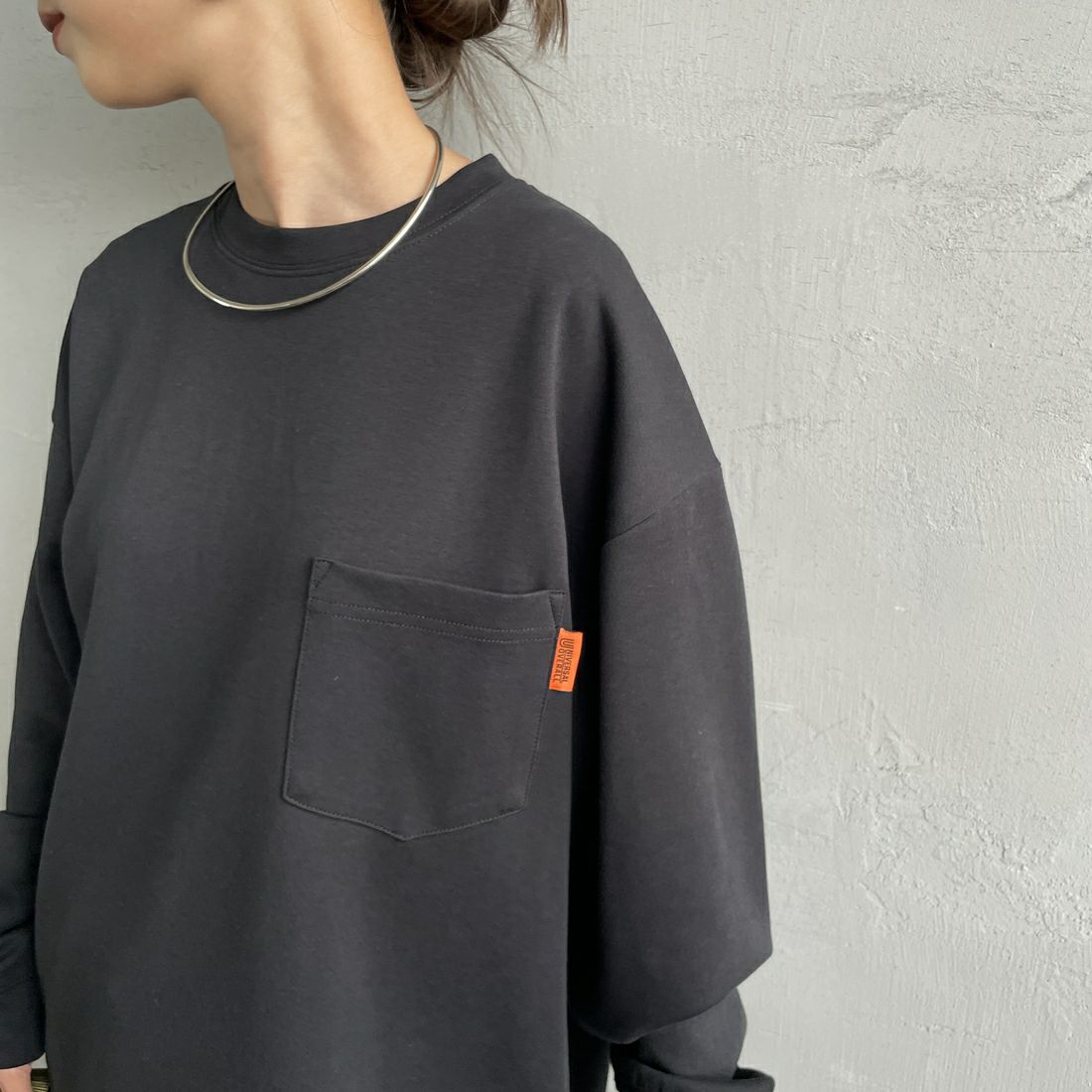 UNIVERSAL OVERALL [ユニバーサルオーバーオール] 別注 ドローコード付き ポンチロングスリーブTシャツ [U2533230IN-JF] BLACK &&モデル身長：150cm 着用サイズ：S&&