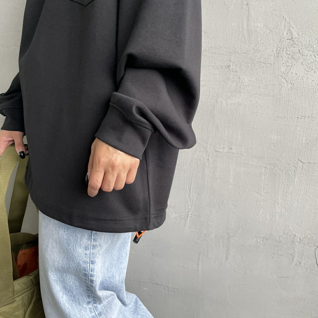 UNIVERSAL OVERALL [ユニバーサルオーバーオール] 別注 ドローコード付き ポンチロングスリーブTシャツ [U2533230IN-JF] BLACK &&モデル身長：150cm 着用サイズ：S&&