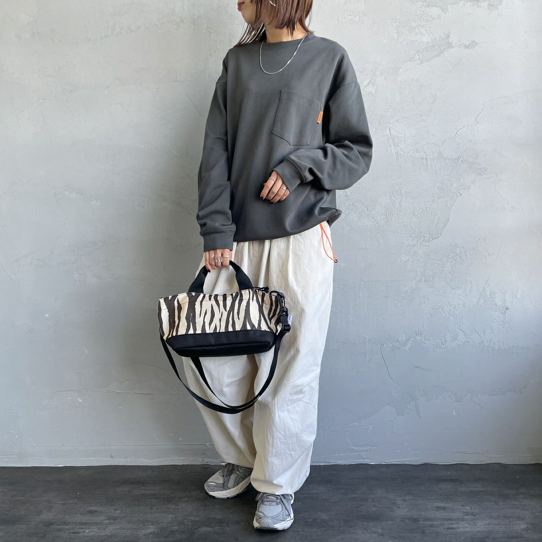 UNIVERSAL OVERALL [ユニバーサルオーバーオール] 別注 ドローコード付き ポンチロングスリーブTシャツ [U2533230IN-JF] CHARCOAL &&モデル身長：160cm 着用サイズ：S&&