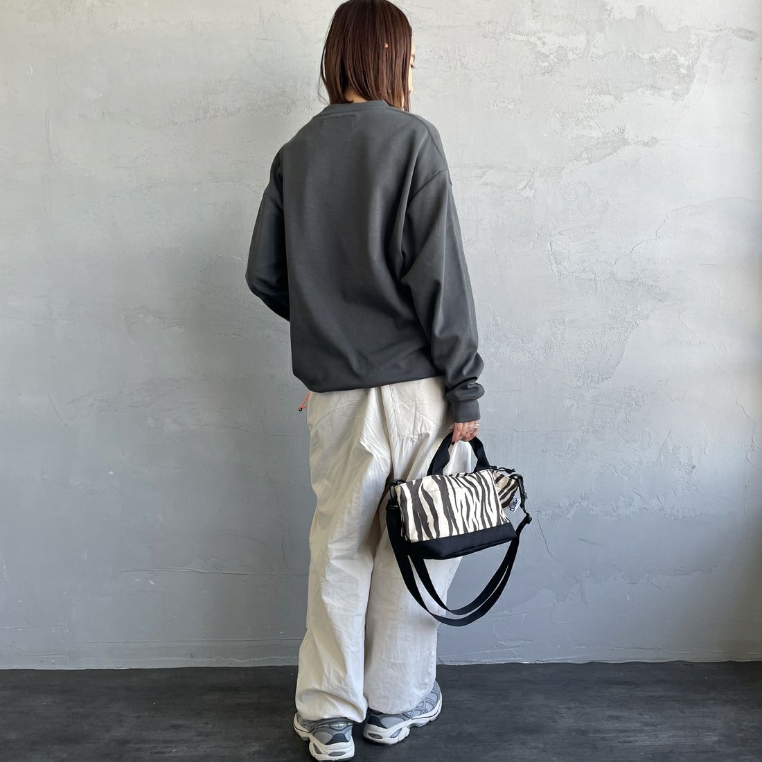 UNIVERSAL OVERALL [ユニバーサルオーバーオール] 別注 ドローコード付き ポンチロングスリーブTシャツ [U2533230IN-JF] CHARCOAL &&モデル身長：160cm 着用サイズ：S&&