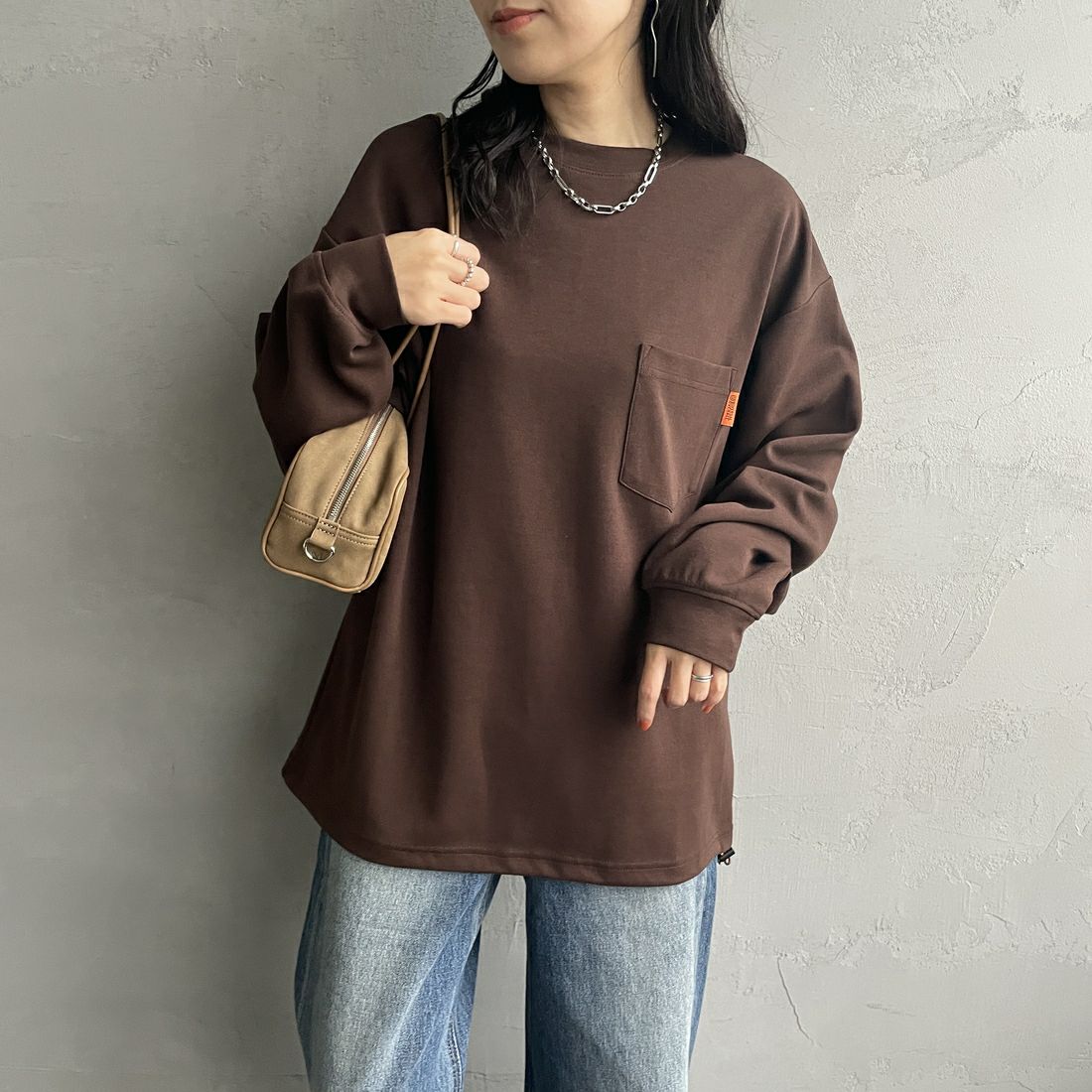 UNIVERSAL OVERALL [ユニバーサルオーバーオール] 別注 ドローコード付き ポンチロングスリーブTシャツ [U2533230IN-JF] BROWN &&モデル身長：160cm 着用サイズ：S&&