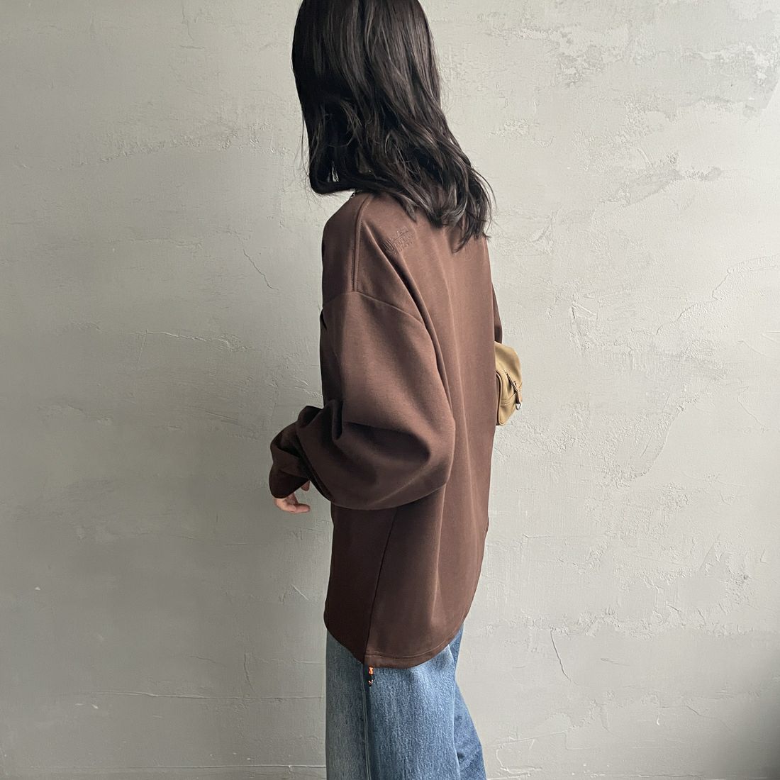 UNIVERSAL OVERALL [ユニバーサルオーバーオール] 別注 ドローコード付き ポンチロングスリーブTシャツ [U2533230IN-JF] BROWN &&モデル身長：160cm 着用サイズ：S&&