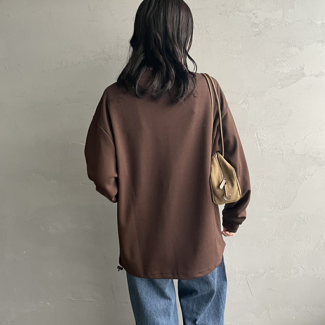UNIVERSAL OVERALL [ユニバーサルオーバーオール] 別注 ドローコード付き ポンチロングスリーブTシャツ [U2533230IN-JF] BROWN &&モデル身長：160cm 着用サイズ：S&&