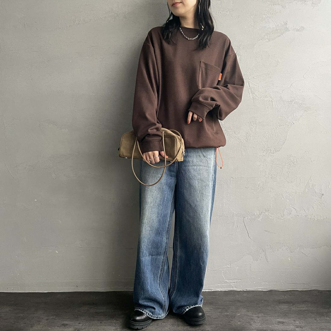 UNIVERSAL OVERALL [ユニバーサルオーバーオール] 別注 ドローコード付き ポンチロングスリーブTシャツ [U2533230IN-JF] BROWN &&モデル身長：160cm 着用サイズ：S&&