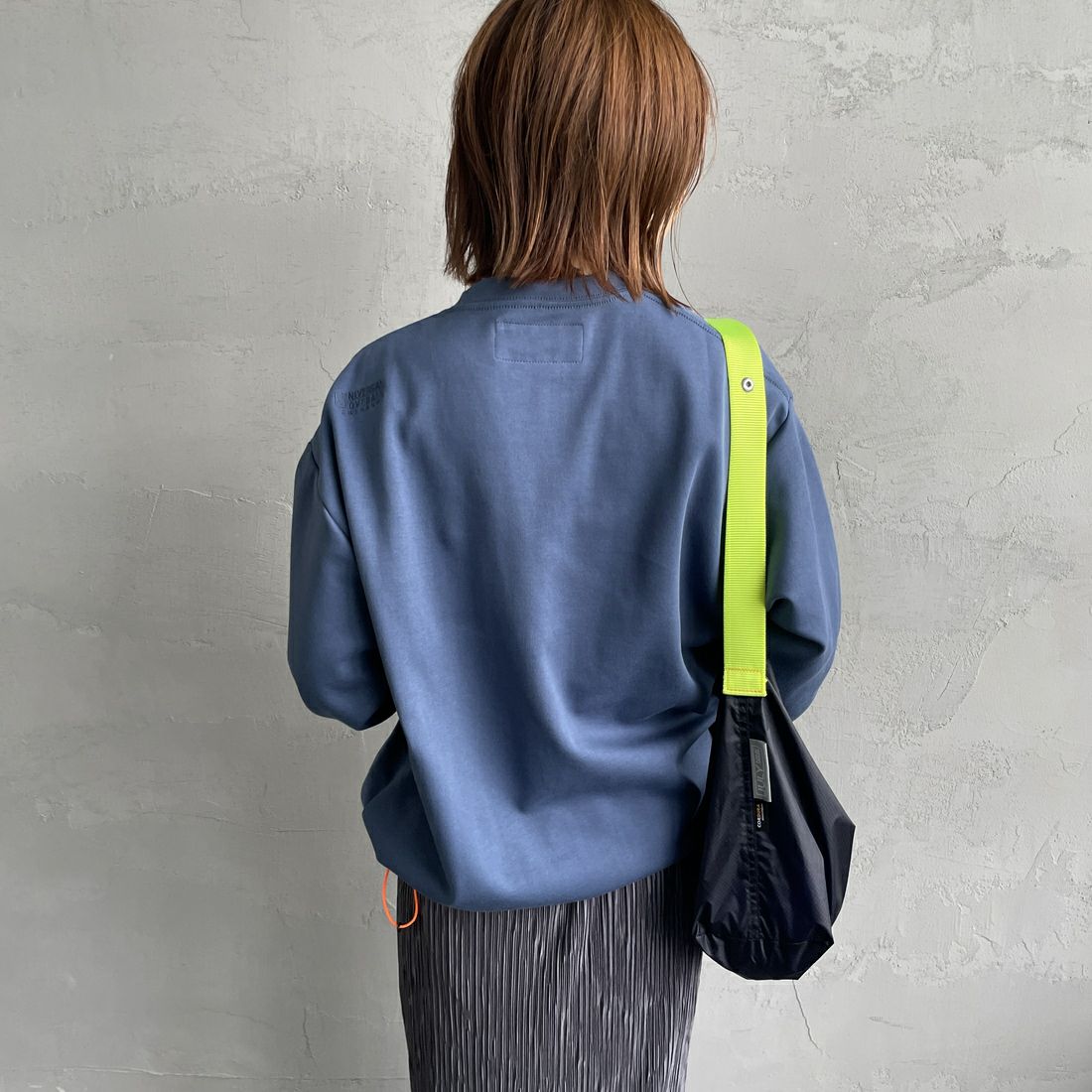 UNIVERSAL OVERALL [ユニバーサルオーバーオール] 別注 ドローコード付き ポンチロングスリーブTシャツ [U2533230IN-JF] BLUE &&モデル身長：158cm 着用サイズ：S&&