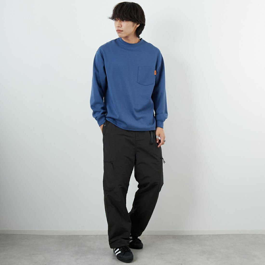 UNIVERSAL OVERALL [ユニバーサルオーバーオール] 別注 ドローコード付き ポンチロングスリーブTシャツ [U2533230IN-JF] BLUE &&モデル身長：179cm 着用サイズ：M&&