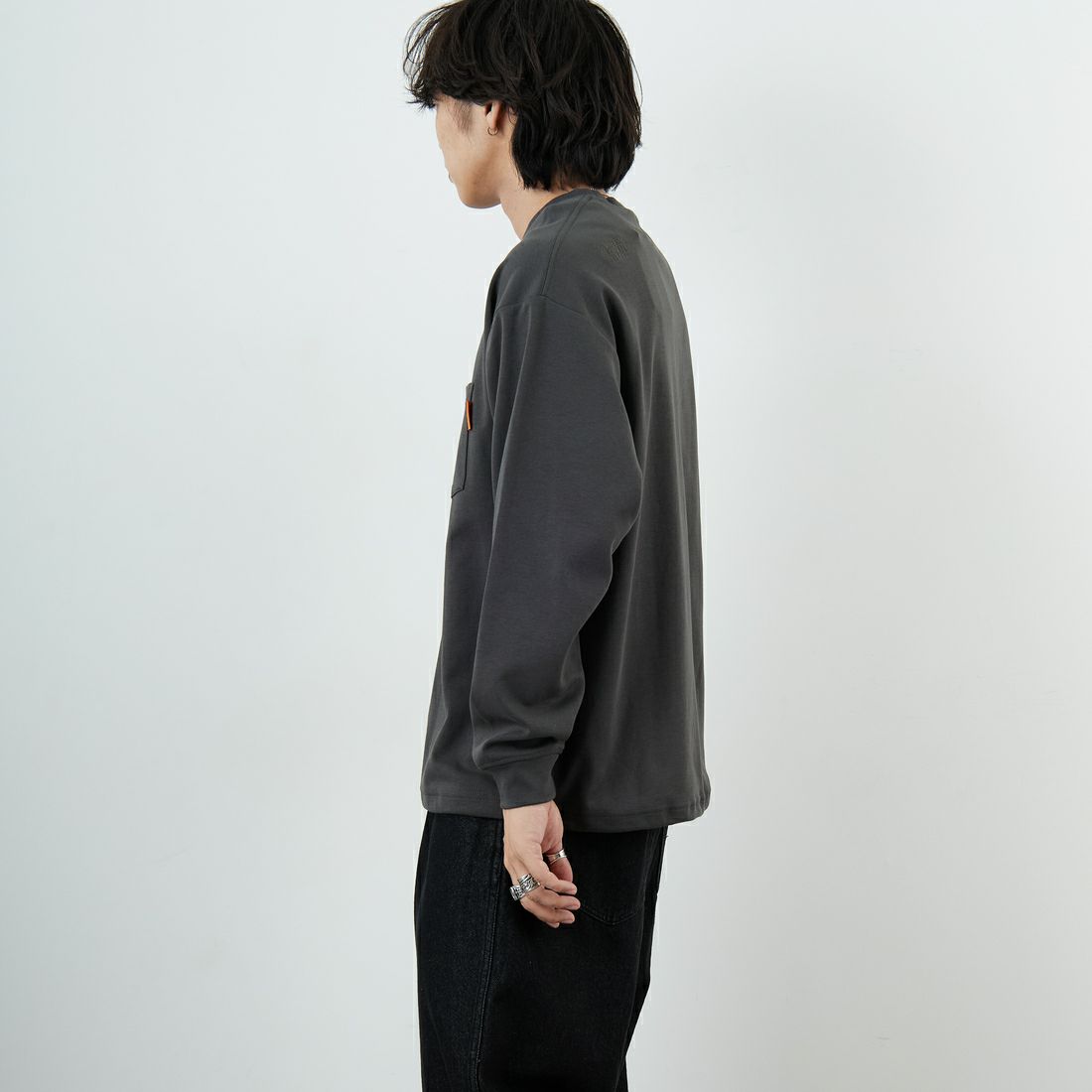 UNIVERSAL OVERALL [ユニバーサルオーバーオール] 別注 ドローコード付き ポンチロングスリーブTシャツ [U2533230IN-JF] CHARCOAL &&モデル身長：179cm 着用サイズ：L&&