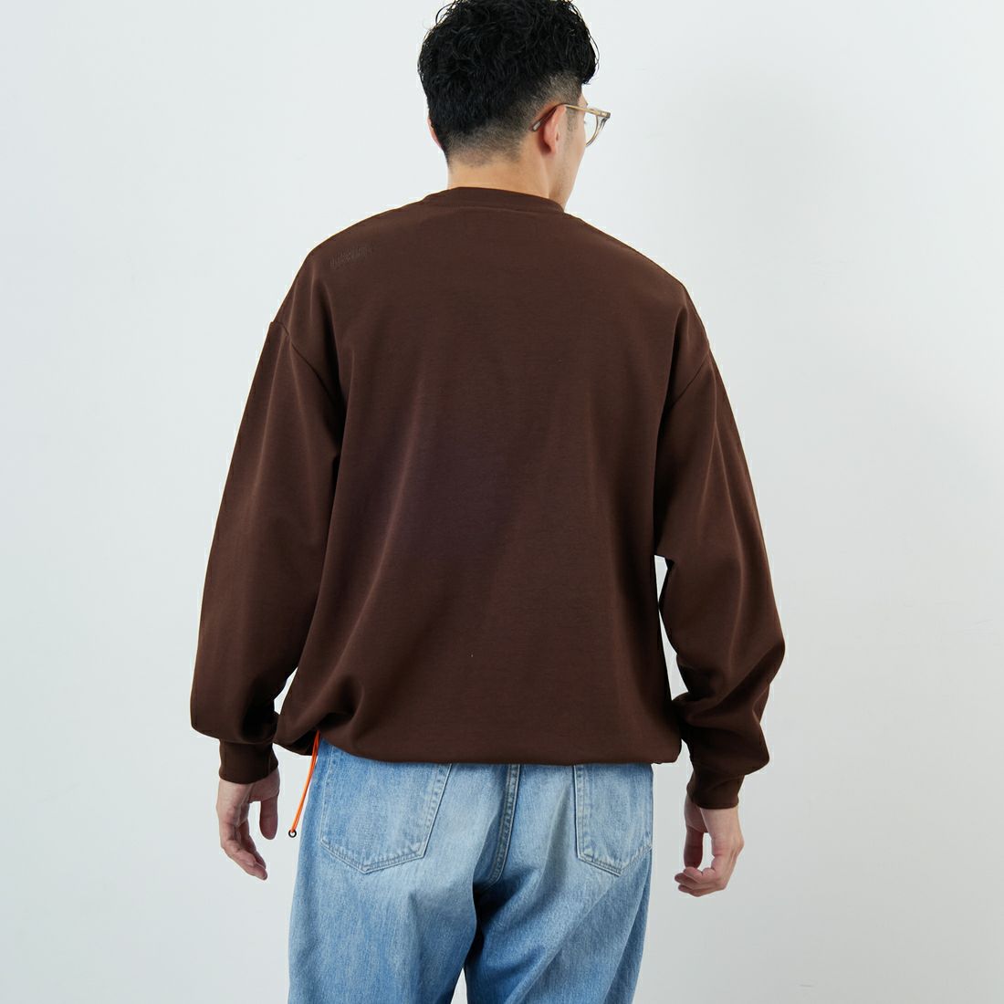 UNIVERSAL OVERALL [ユニバーサルオーバーオール] 別注 ドローコード付き ポンチロングスリーブTシャツ [U2533230IN-JF] BROWN &&モデル身長：168cm 着用サイズ：L&&