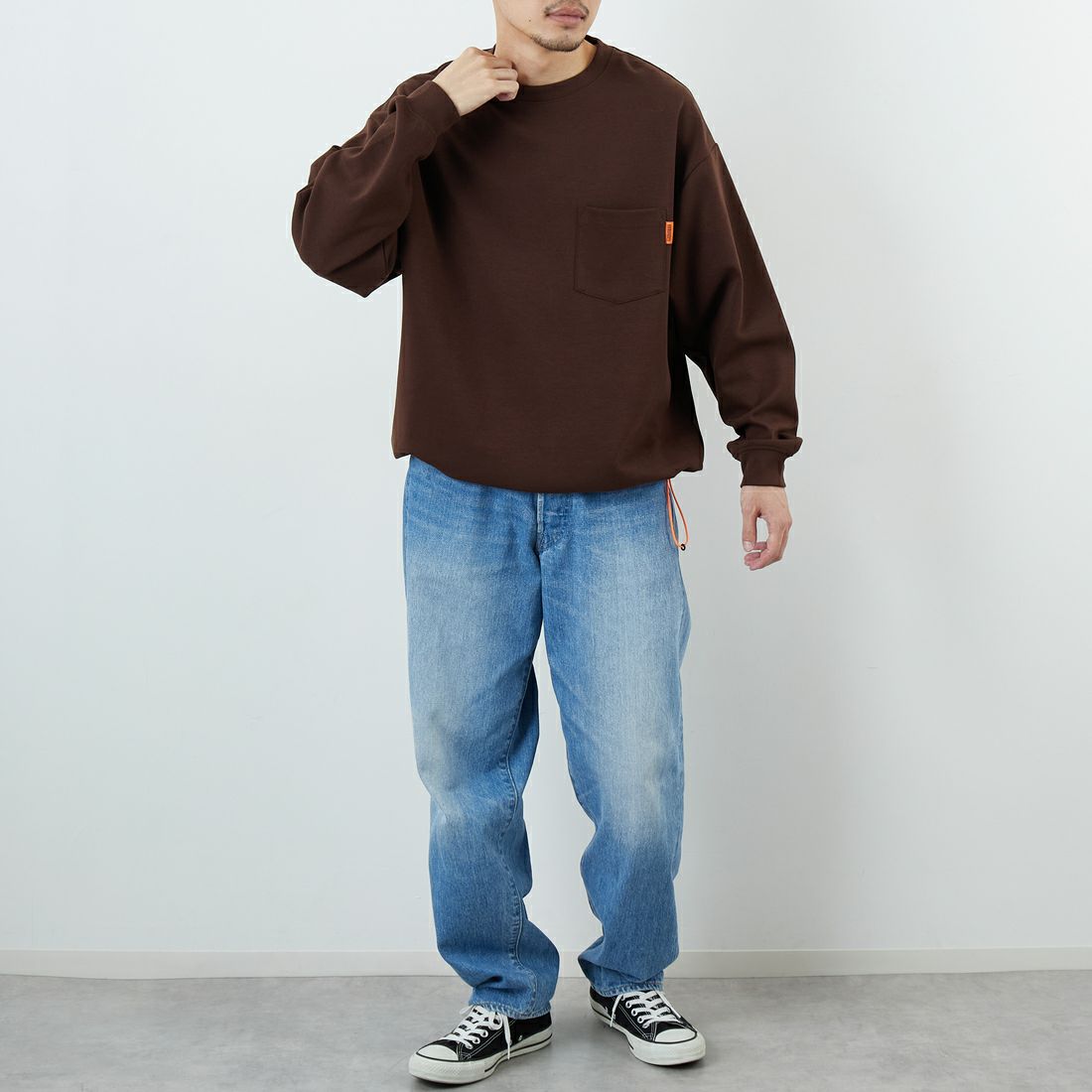 UNIVERSAL OVERALL [ユニバーサルオーバーオール] 別注 ドローコード付き ポンチロングスリーブTシャツ [U2533230IN-JF] BROWN &&モデル身長：168cm 着用サイズ：L&&