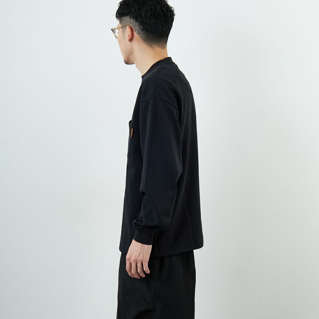 UNIVERSAL OVERALL [ユニバーサルオーバーオール] 別注 ドローコード付き ポンチロングスリーブTシャツ [U2533230IN-JF] BLACK &&モデル身長：168cm 着用サイズ：M&&