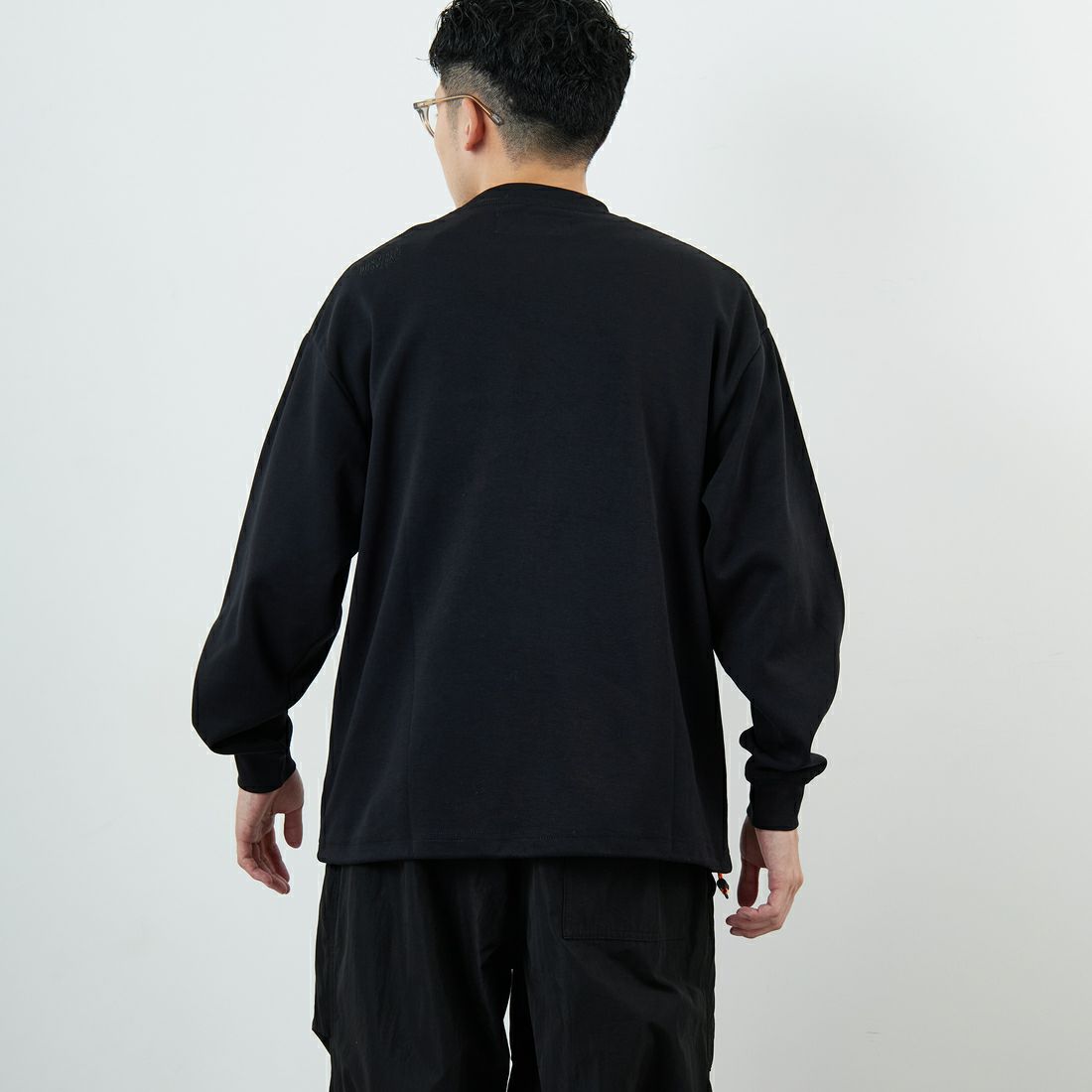 UNIVERSAL OVERALL [ユニバーサルオーバーオール] 別注 ドローコード付き ポンチロングスリーブTシャツ [U2533230IN-JF] BLACK &&モデル身長：168cm 着用サイズ：M&&