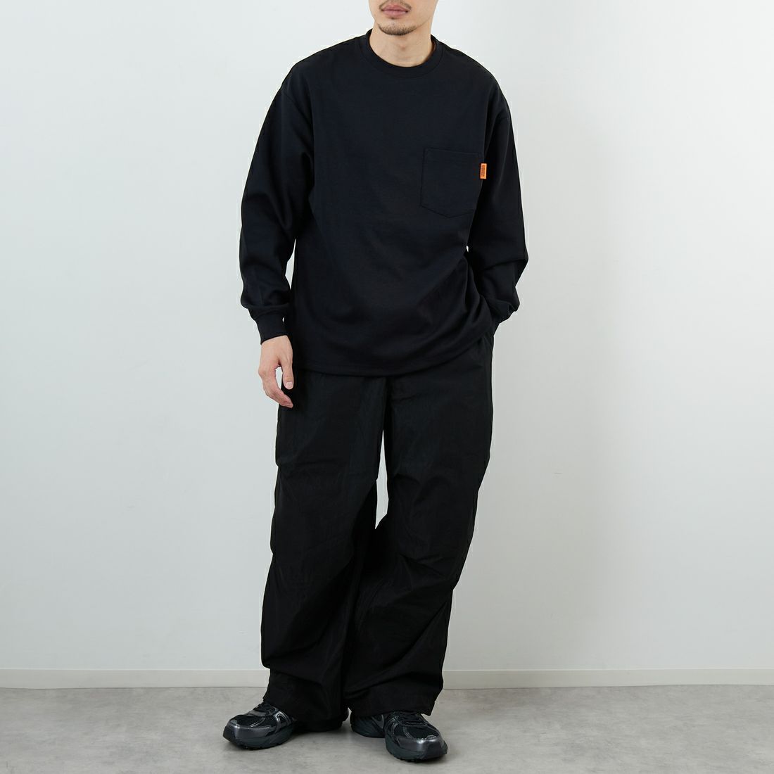 UNIVERSAL OVERALL [ユニバーサルオーバーオール] 別注 ドローコード付き ポンチロングスリーブTシャツ [U2533230IN-JF] BLACK &&モデル身長：168cm 着用サイズ：M&&