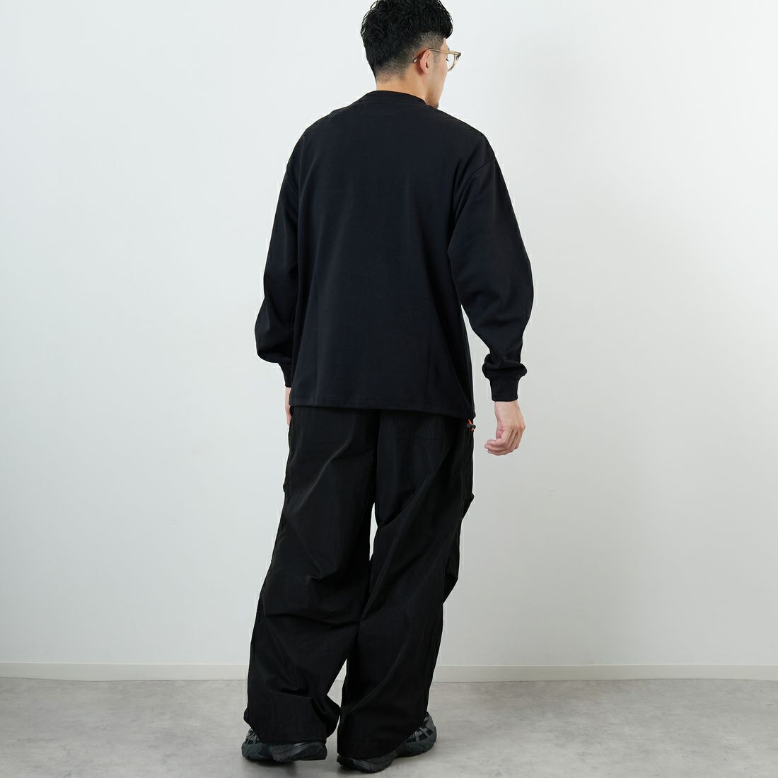 UNIVERSAL OVERALL [ユニバーサルオーバーオール] 別注 ドローコード付き ポンチロングスリーブTシャツ [U2533230IN-JF] BLACK &&モデル身長：168cm 着用サイズ：M&&