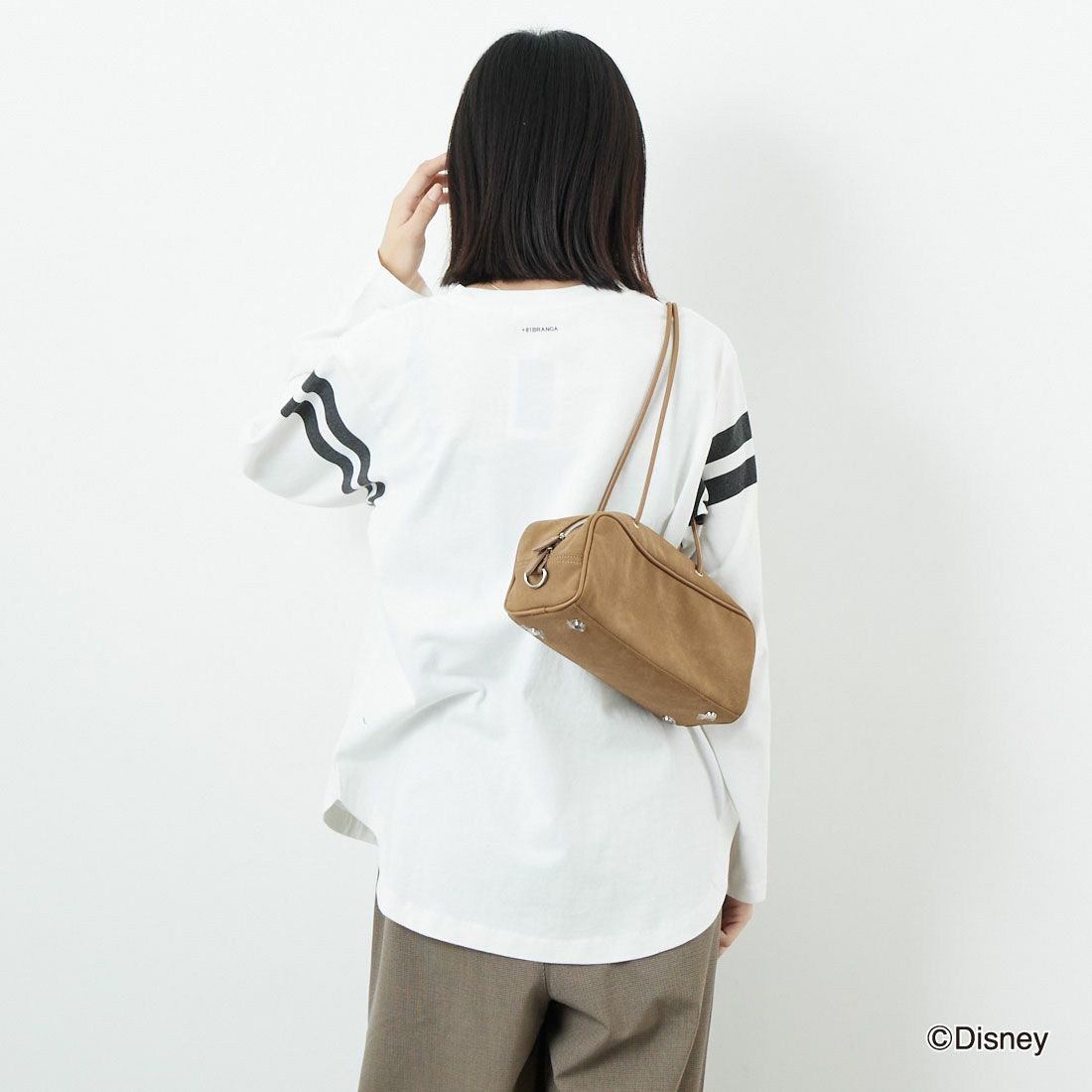 +81 BRANCA [ハチイチブランカ] MICKEY MOUSE/フットボールTシャツ [81B-25AW-CS07] OFF WHITE &&モデル身長：162cm 着用サイズ：F&&