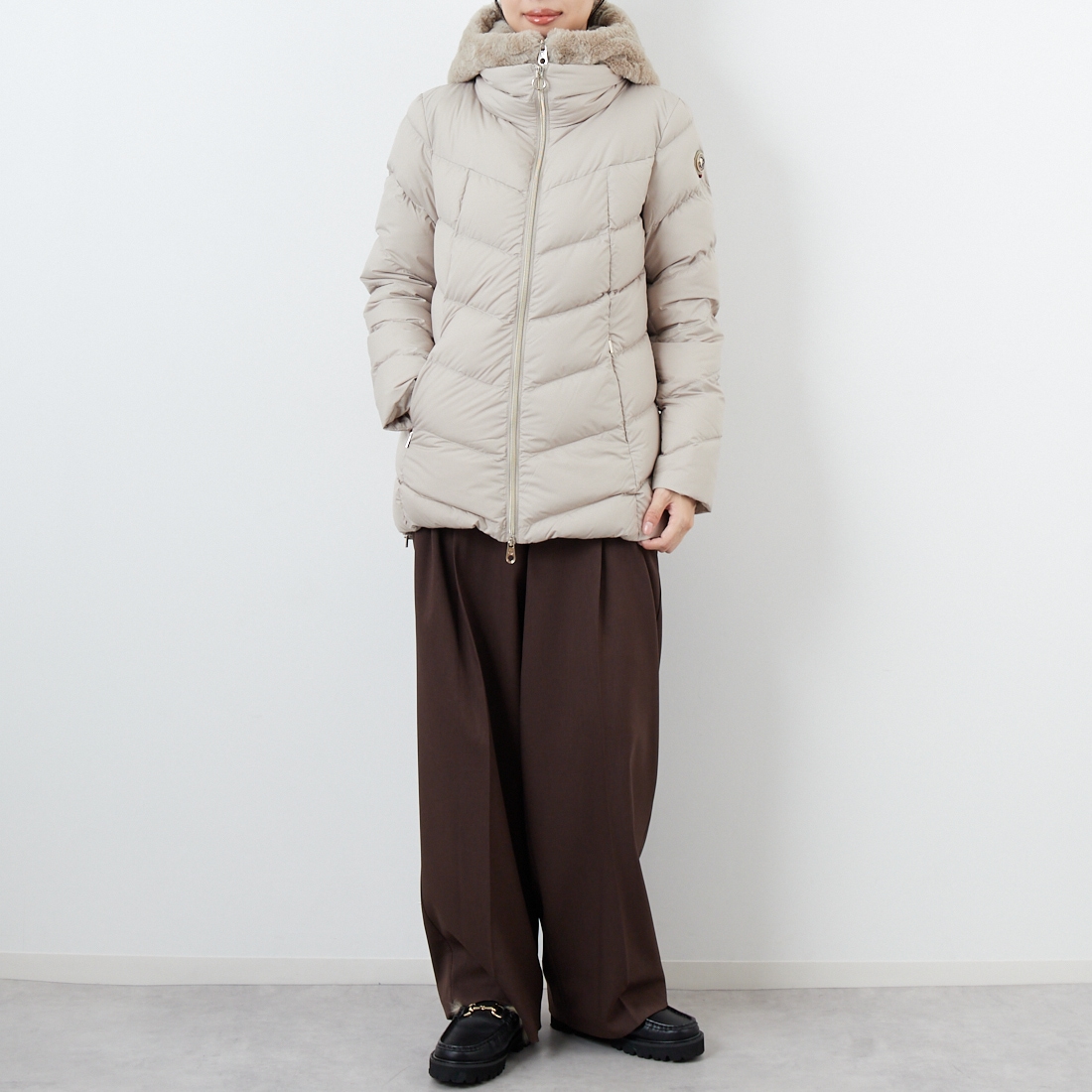 CAPE HORN [ケープホーン] ALVAREZ ダウンジャケット [B2566] 107 SAFARI &&モデル身長：162cm 着用サイズ：40&&