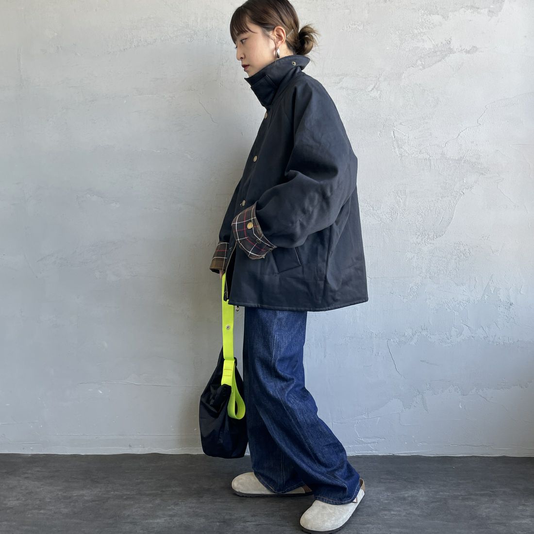 Barbour [バブアー] 別注 中綿入り TRANSPORT コーデュラデニム トランスポートジャケット [MCAS204-JF] BLACK&&モデル身長：150cm 着用サイズ：36&&