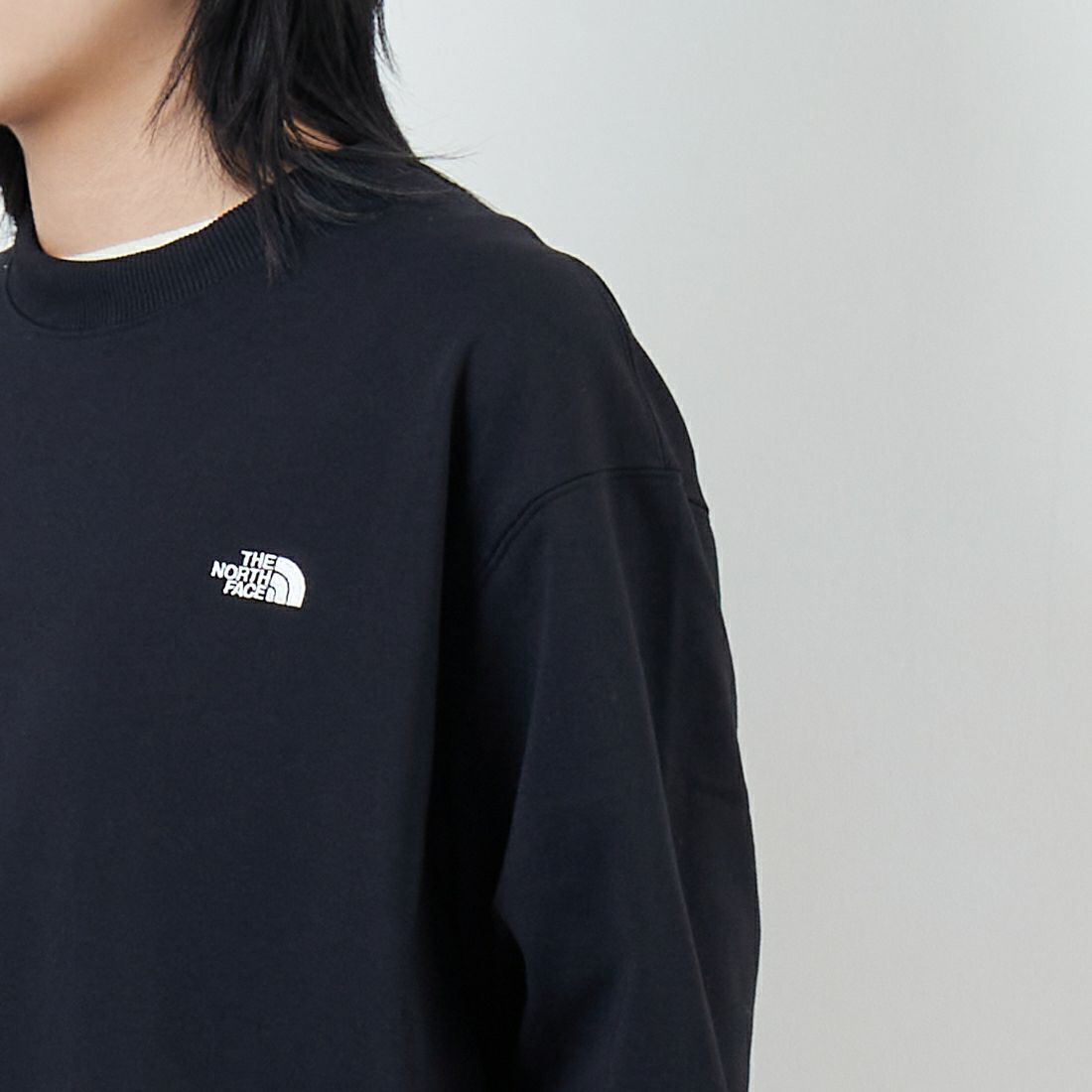 THE NORTH FACE [ザ ノースフェイス] スモールロゴヘザースウェットクルー [NT62532] K &&モデル身長：167cm 着用サイズ：S&&