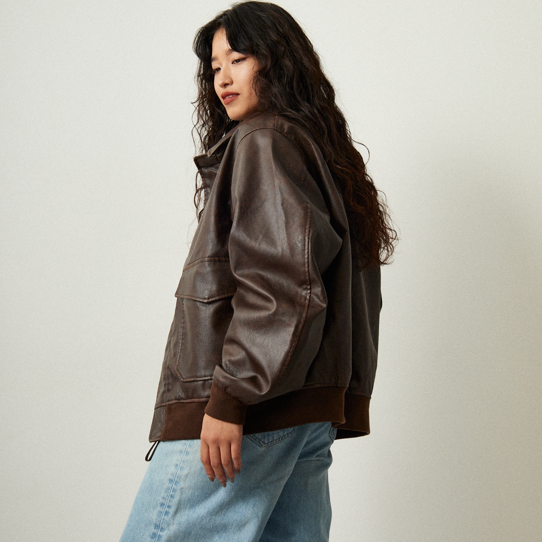 ARMY TWILL SANFORIZED [アーミーツイル サンフォライズド] 別注 ヴィーガンレザー A-2フライトジャケット [AM-2554502-INT-JF] BROWN &&モデル身長：162cm 着用サイズ：S&&