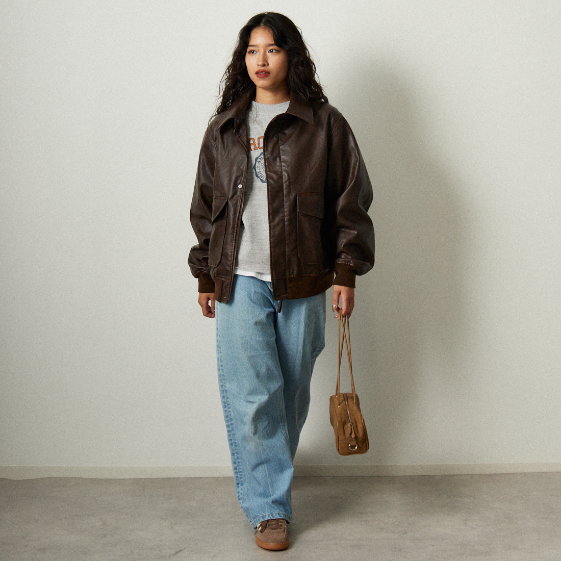 ARMY TWILL SANFORIZED [アーミーツイル サンフォライズド] 別注 ヴィーガンレザー A-2フライトジャケット [AM-2554502-INT-JF] BROWN &&モデル身長：162cm 着用サイズ：S&&