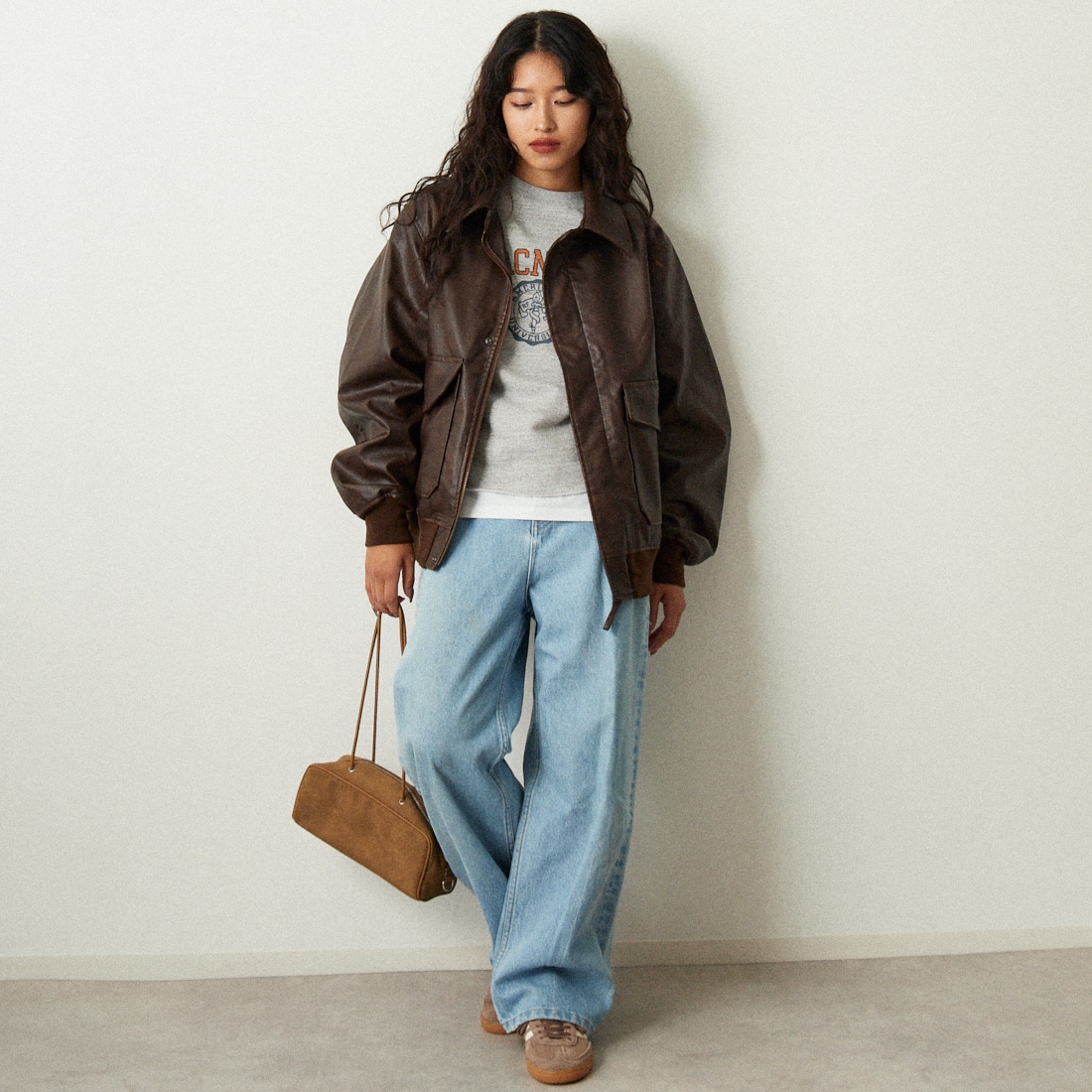 ARMY TWILL SANFORIZED [アーミーツイル サンフォライズド] 別注 ヴィーガンレザー A-2フライトジャケット [AM-2554502-INT-JF] BROWN &&モデル身長：162cm 着用サイズ：S&&