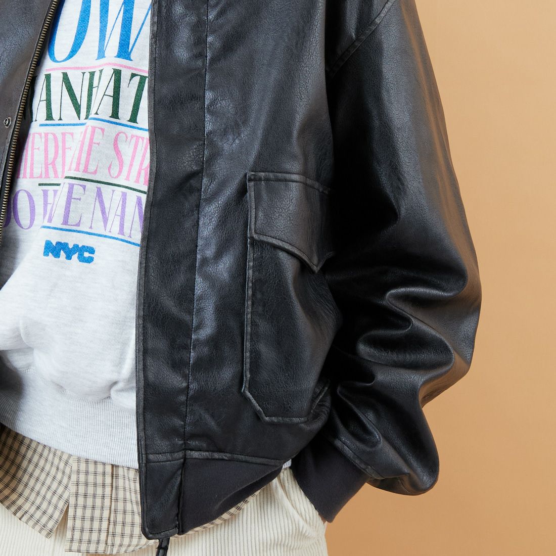 ARMY TWILL SANFORIZED [アーミーツイル サンフォライズド] 別注 ヴィーガンレザー A-2フライトジャケット [AM-2554502-INT-JF] BLACK &&モデル身長：162cm 着用サイズ：S&&