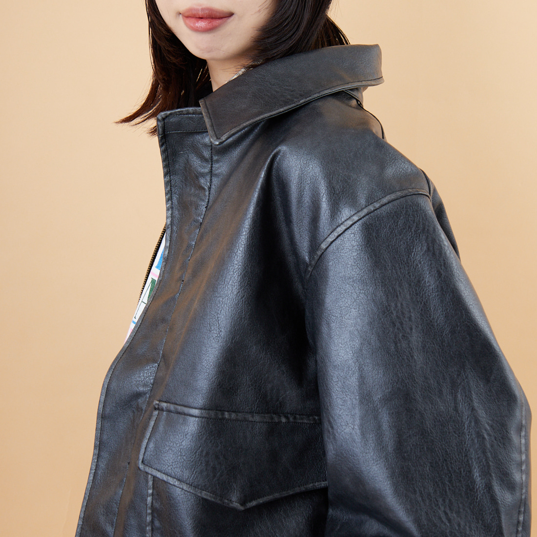 ARMY TWILL SANFORIZED [アーミーツイル サンフォライズド] 別注 ヴィーガンレザー A-2フライトジャケット [AM-2554502-INT-JF] BLACK &&モデル身長：162cm 着用サイズ：S&&