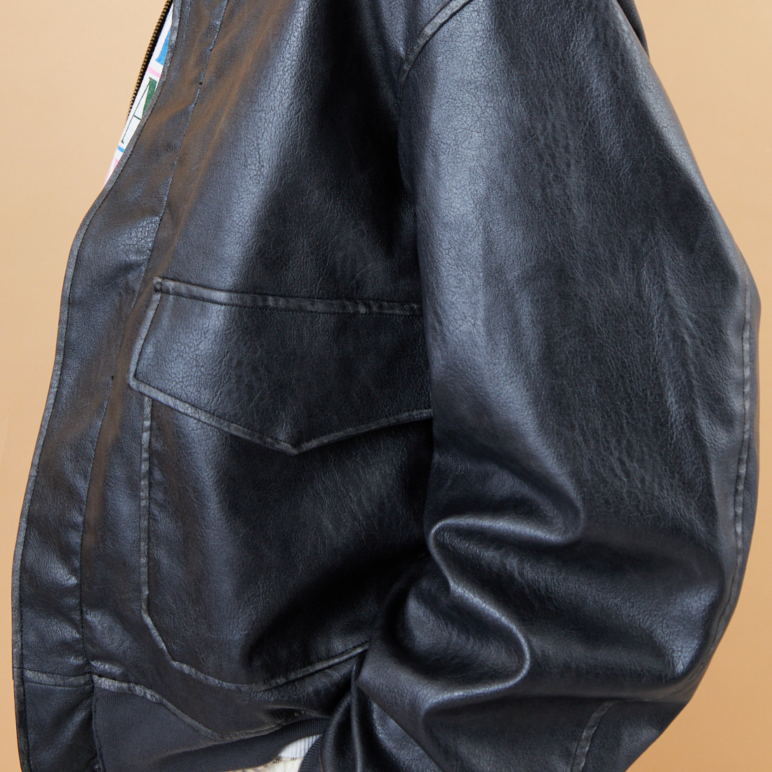 ARMY TWILL SANFORIZED [アーミーツイル サンフォライズド] 別注 ヴィーガンレザー A-2フライトジャケット [AM-2554502-INT-JF] BLACK &&モデル身長：162cm 着用サイズ：S&&