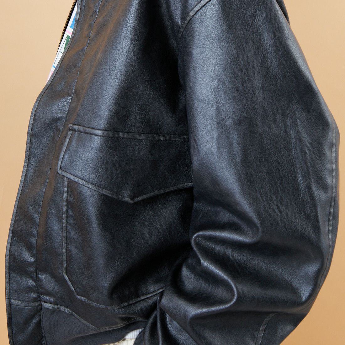 ARMY TWILL SANFORIZED [アーミーツイル サンフォライズド] 別注 ヴィーガンレザー A-2フライトジャケット [AM-2554502-INT-JF] BLACK &&モデル身長：162cm 着用サイズ：S&&