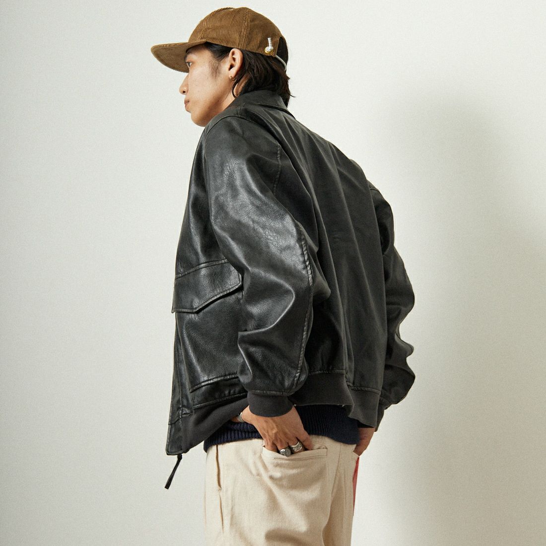 ARMY TWILL SANFORIZED [アーミーツイル サンフォライズド] 別注 ヴィーガンレザー A-2フライトジャケット [AM-2554502-INT-JF] BLACK &&モデル身長：179cm 着用サイズ：M&&