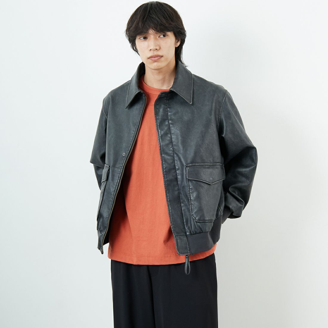 ARMY TWILL SANFORIZED [アーミーツイル サンフォライズド] 別注 ヴィーガンレザー A-2フライトジャケット [AM-2554502-INT-JF] BLACK &&モデル身長：179cm 着用サイズ：L&&