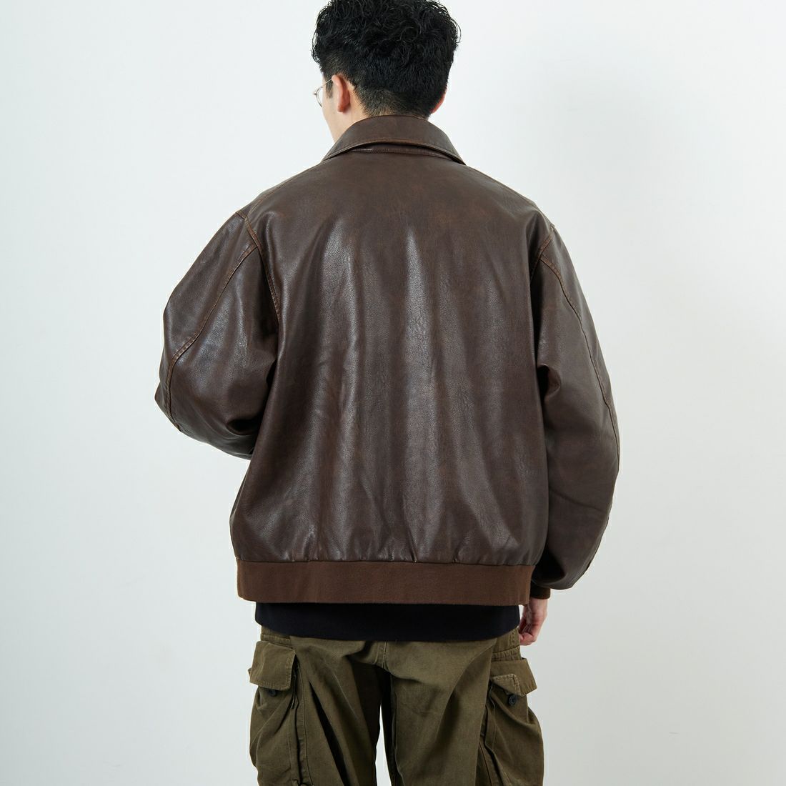 ARMY TWILL SANFORIZED [アーミーツイル サンフォライズド] 別注 ヴィーガンレザー A-2フライトジャケット [AM-2554502-INT-JF] BROWN &&モデル身長：168cm 着用サイズ：L&&