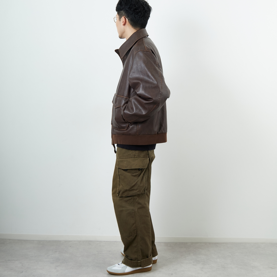 ARMY TWILL SANFORIZED [アーミーツイル サンフォライズド] 別注 ヴィーガンレザー A-2フライトジャケット [AM-2554502-INT-JF] BROWN &&モデル身長：168cm 着用サイズ：L&&