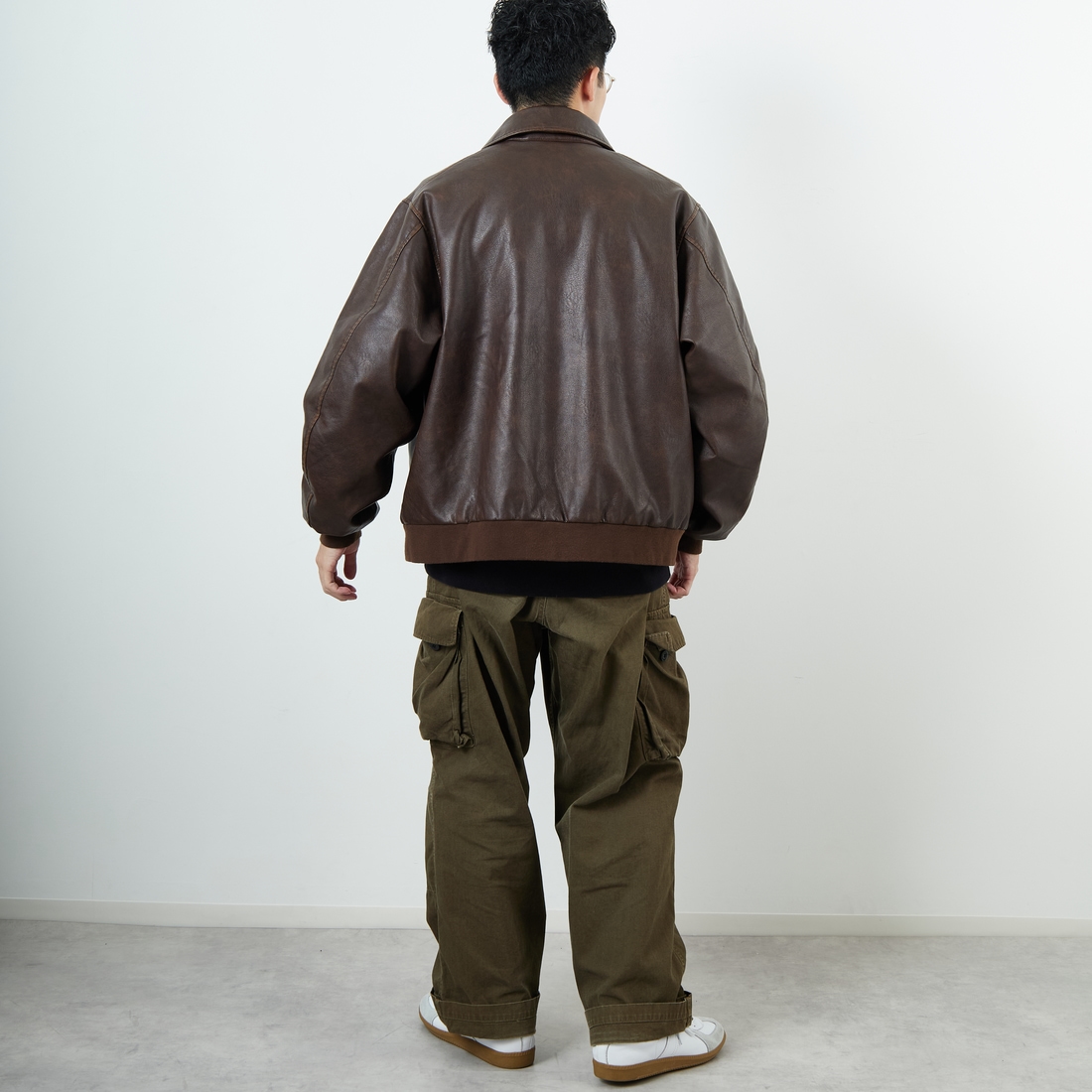 ARMY TWILL SANFORIZED [アーミーツイル サンフォライズド] 別注 ヴィーガンレザー A-2フライトジャケット [AM-2554502-INT-JF] BROWN &&モデル身長：168cm 着用サイズ：L&&