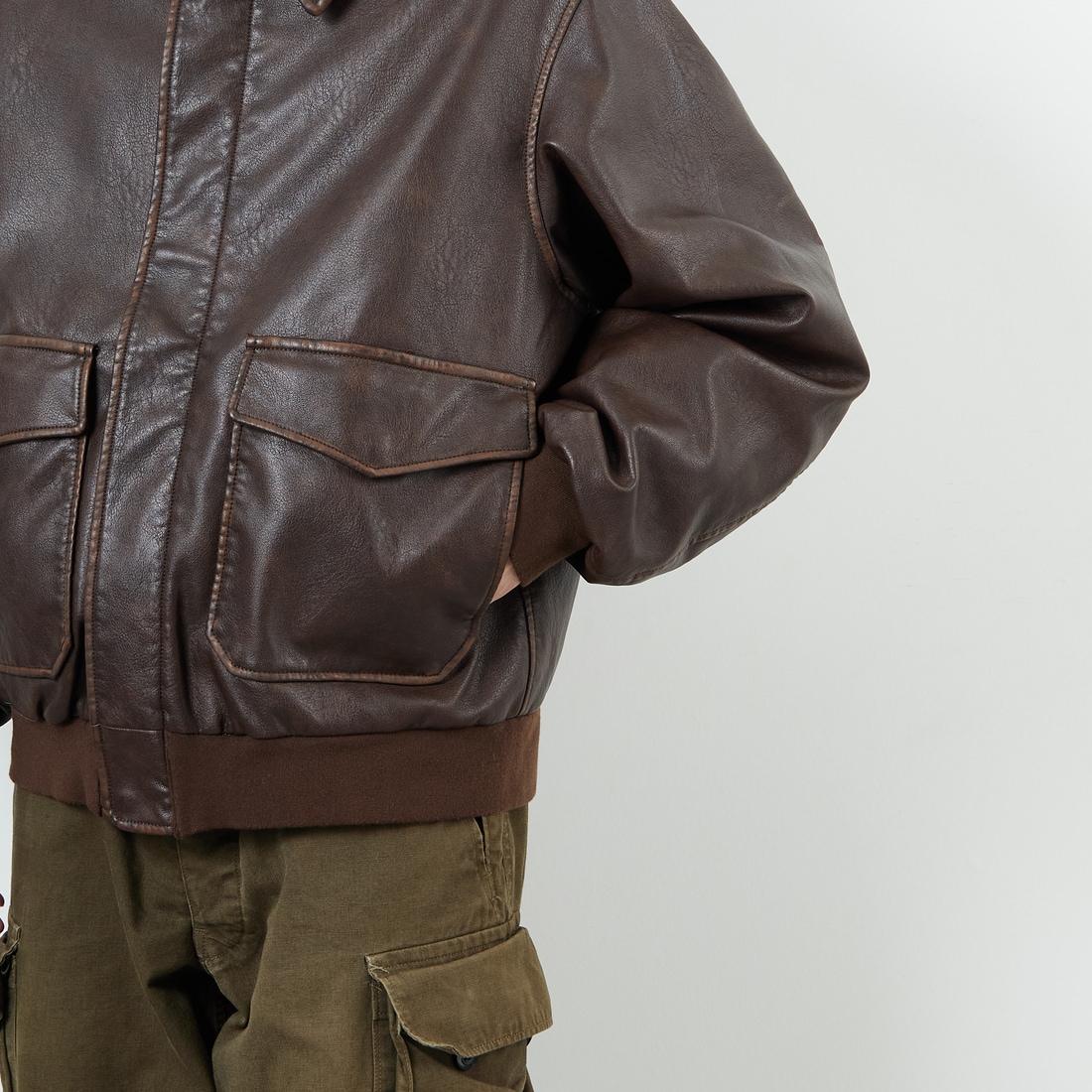 ARMY TWILL SANFORIZED [アーミーツイル サンフォライズド] 別注 ヴィーガンレザー A-2フライトジャケット [AM-2554502-INT-JF] BROWN &&モデル身長：168cm 着用サイズ：L&&