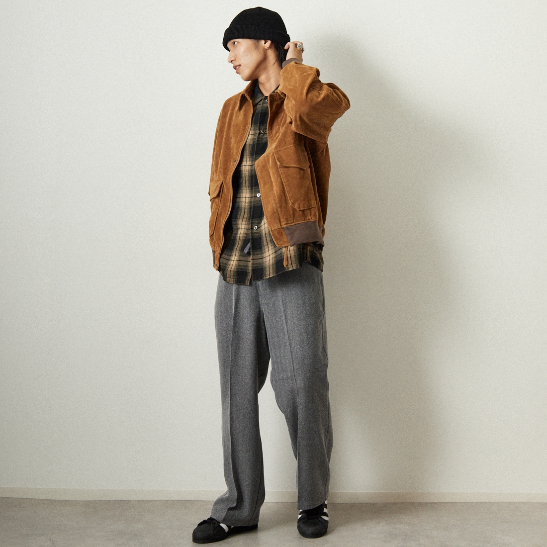 ARMY TWILL SANFORIZED [アーミーツイル サンフォライズド] 別注 ヴィーガンレザー A-2フライトジャケット [AM-2554502-INT-JF] BEG SUEDE &&モデル身長：179cm 着用サイズ：M&&