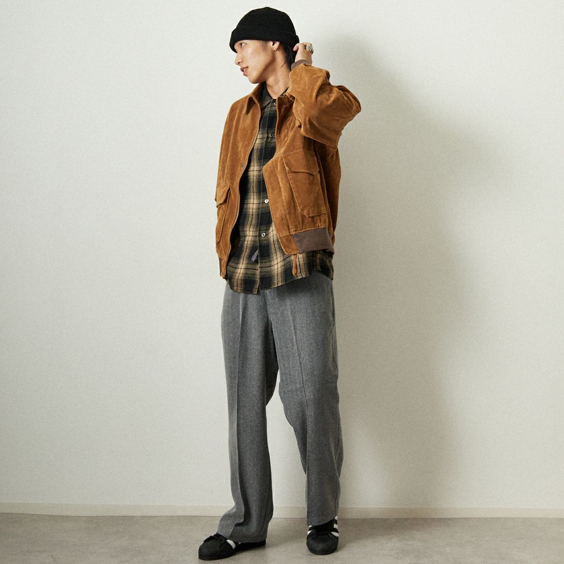 ARMY TWILL SANFORIZED [アーミーツイル サンフォライズド] 別注 ヴィーガンレザー A-2フライトジャケット [AM-2554502-INT-JF] BEG SUEDE &&モデル身長：179cm 着用サイズ：M&&